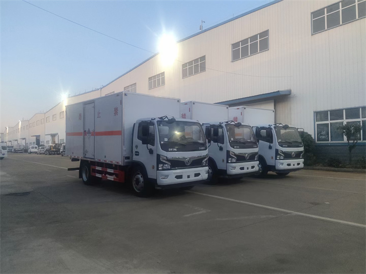 东风多利卡易燃液体厢式运输车